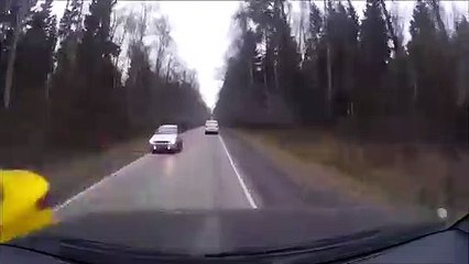 Il se prend un pneu de voiture en plein pare-brise. Pas de chance