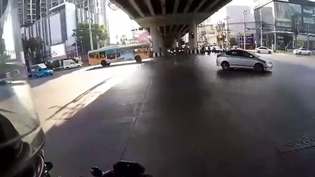 Un motard se fait percuter par une voiture qui grille un feu rouge