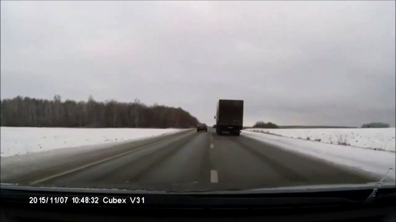 Un chauffard double au pire moment et provoque 2 sorties de route...