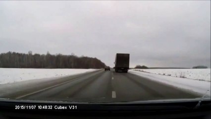 Un chauffard double au pire moment et provoque 2 sorties de route...