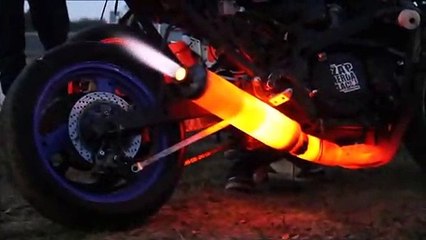 Ce biker s'amuse à faire chauffer son pot à blanc