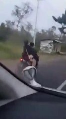 Toujours mettre un casque quand on fait du scooter avec sa femme... Ahah