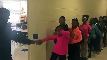 Ce prof a un check différent avec chaque élève avant de rentrer en cours