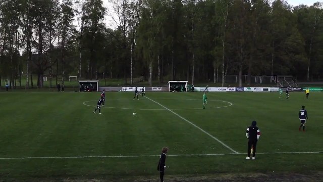 But incroyable retournée acrobatique après une passe du milieu du terrain de football !