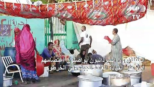 السودانيون يتناولون إفطار رمضان أمام مقر القيادة