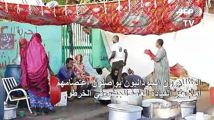 السودانيون يتناولون إفطار رمضان أمام مقر القيادة
