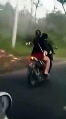 Voilà pourquoi il faut toujours mettre un casque quand on conduit un scooter !