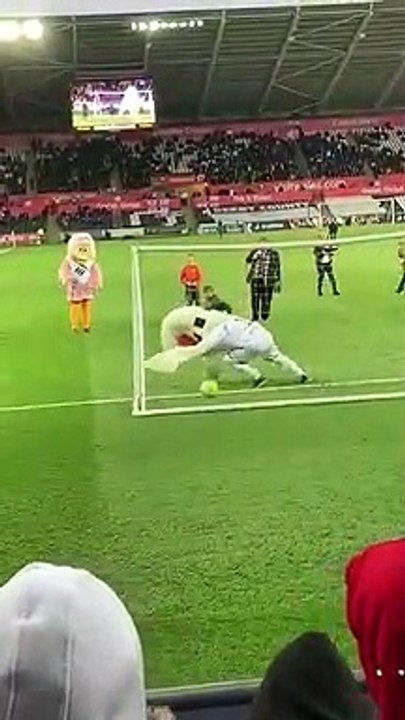 Quand un enfant marque devant des milliers de spectateurs et devient le plus heureux du monde