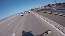 Carro voa após não respeitar uma linha continua!