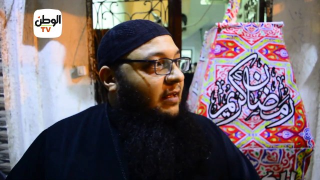 القس يوئيل عزت راعي كنيسة القديسة السائحة مريم المصرية يصنع فانوس رمضان