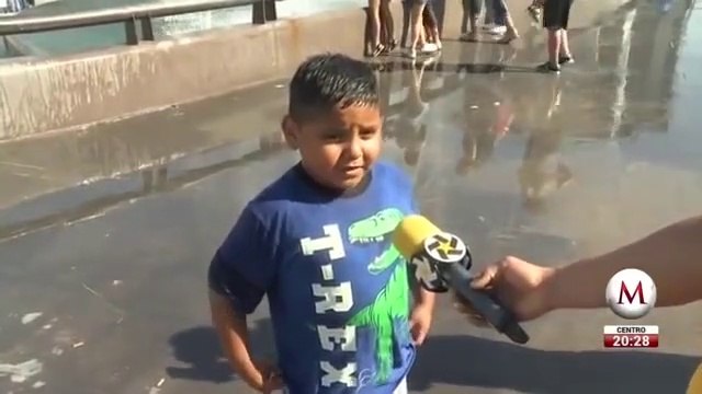 Niño que hacía castillos de arena en sus sueños conoce la playa