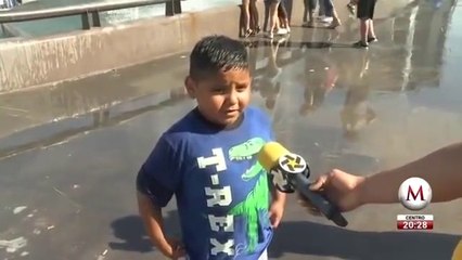 Niño que hacía castillos de arena en sus sueños conoce la playa