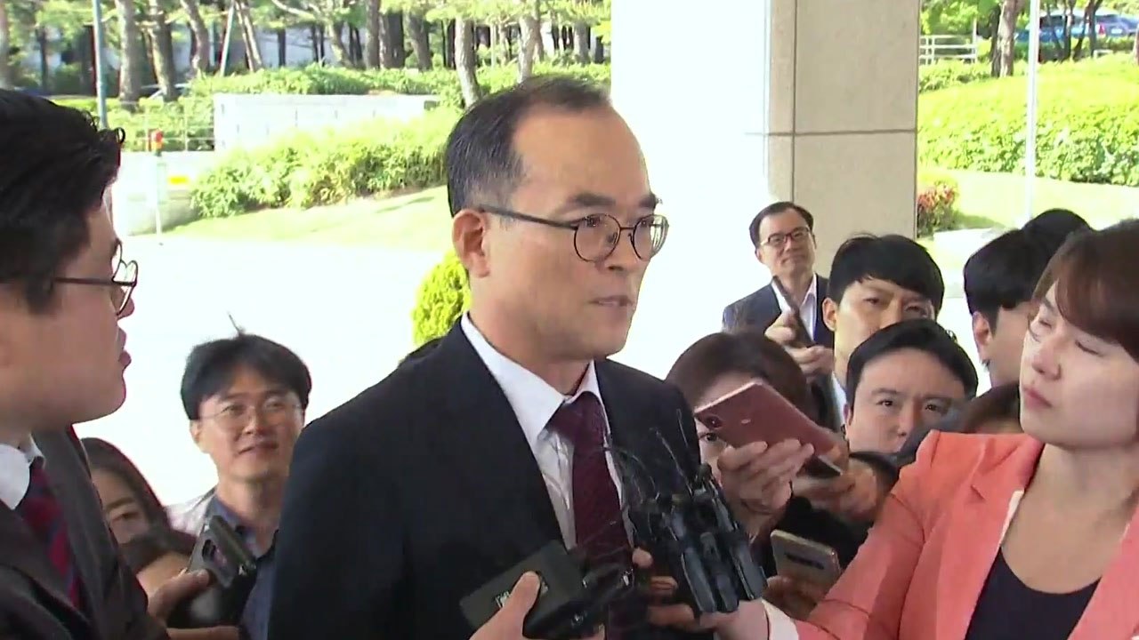 문무일 검찰총장 귀국 뒤 첫 출근..."수사에 대한 사법적 통제 필요" / YTN