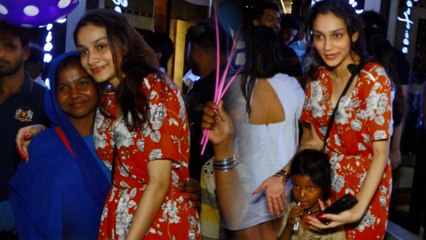 Rumi Jaffery's daughter Alfia Jaffery SWEET GESTURE Towards Roadside Beggars