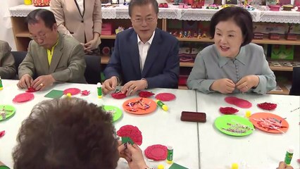 문 대통령, 치매안심센터 방문...현황 점검 / YTN