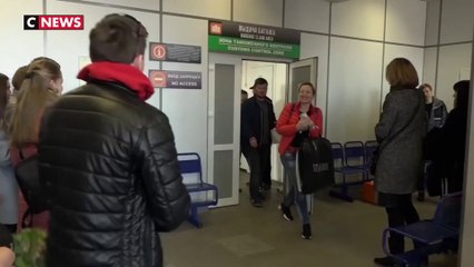 Russie : les survivants de l'avion en feu de retour dans leurs familles