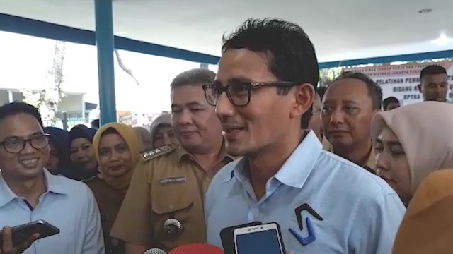 Ulang Tahun ke-50, Sandiaga Hadiahi Kue Kering untuk Anies Baswedan
