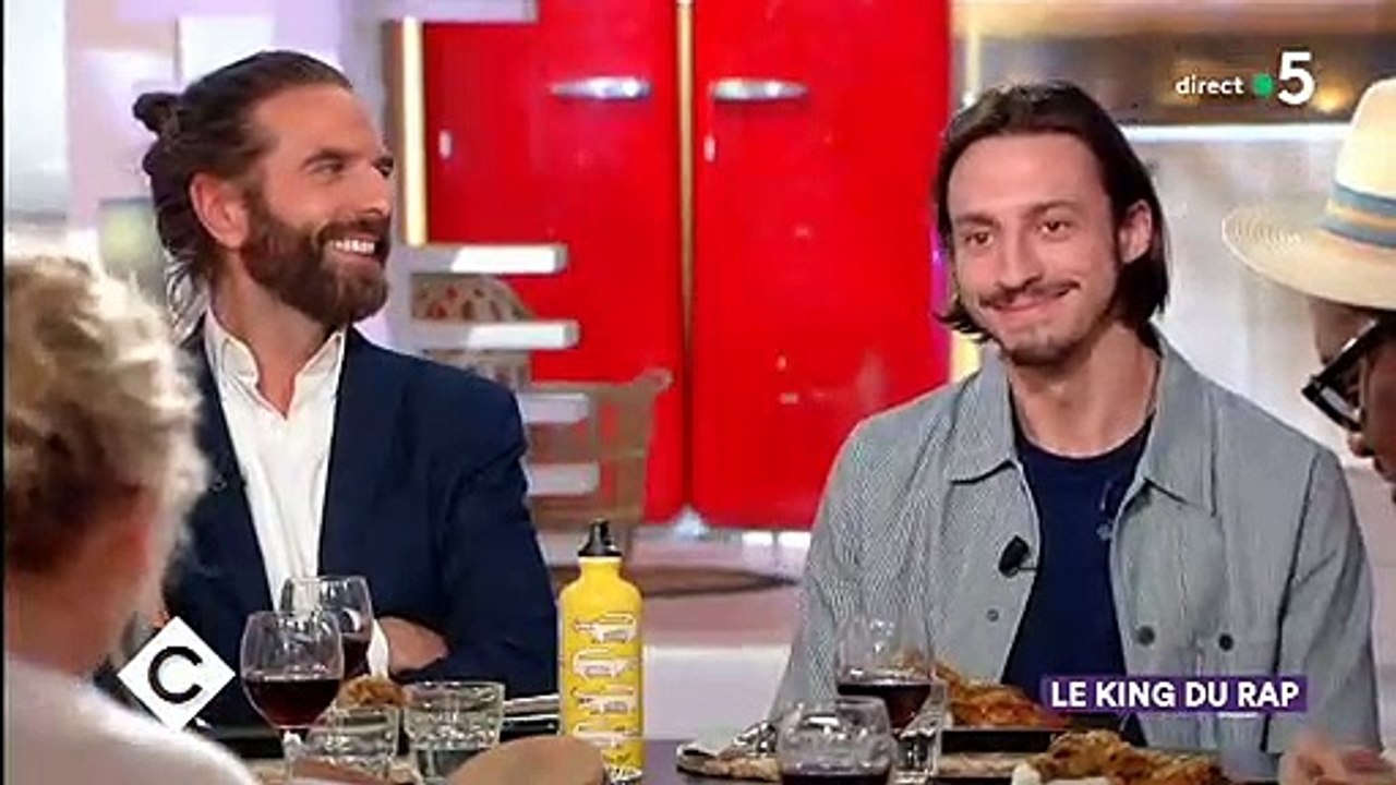 Le rappeur Roméo Elvis confie être fasciné par un animateur télé français... Découvrez lequel - Vidéo