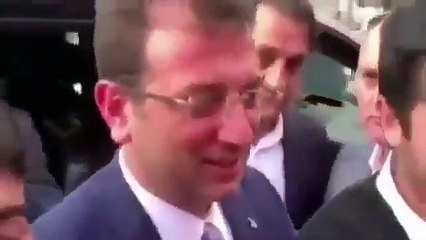 Ekrem İmamoğlu'nun konuşmasına izin vermeyen el sosyal medyayı salladı