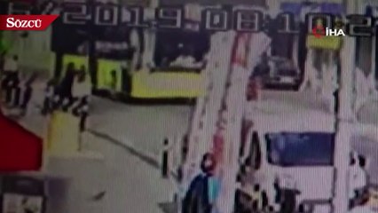 Yolun ortasında duran yayaya otobüsün çarptığı anlar kamerada