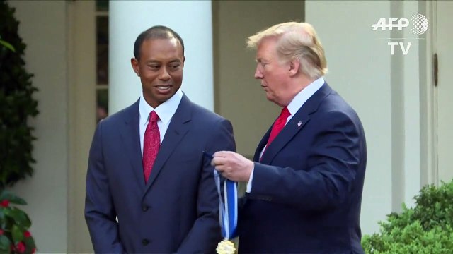 Donald Trump décore la légende Tiger Woods