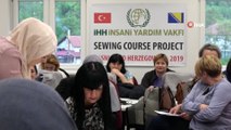 - Yetim anneleri dikiş makinelerine kavuştu- Bosnalı kursiyer: “Sizi gördükçe Türkiye hayallerine kapılıyorum”