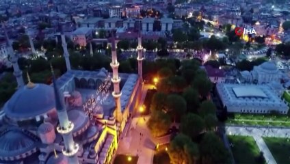 Sultanahmet'te 15 Bin Kişi Top Atışıyla İlk Oruçlarını Açtı