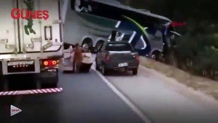 Otobüs ile TIR çarpıştı, bölge sakinleri TIR’ı yağmaladı