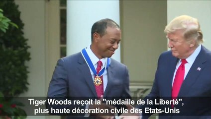 Donald Trump décore la "légende" Tiger Woods