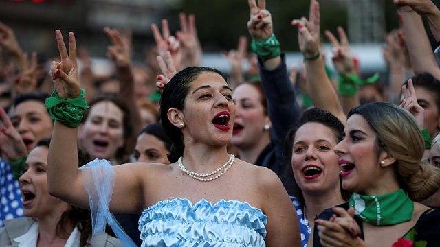 Cien Evitas protestan en Buenos Aires contra Mauricio Macri