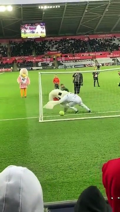 Un enfant est le plus heureux après avoir marqué un but dans un stade