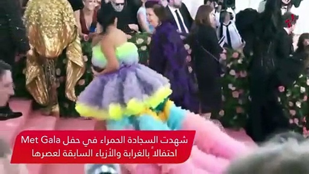 أزياء النجمات في Met Gala: أكتاف لافتة وريش وأكسسورات غريبة