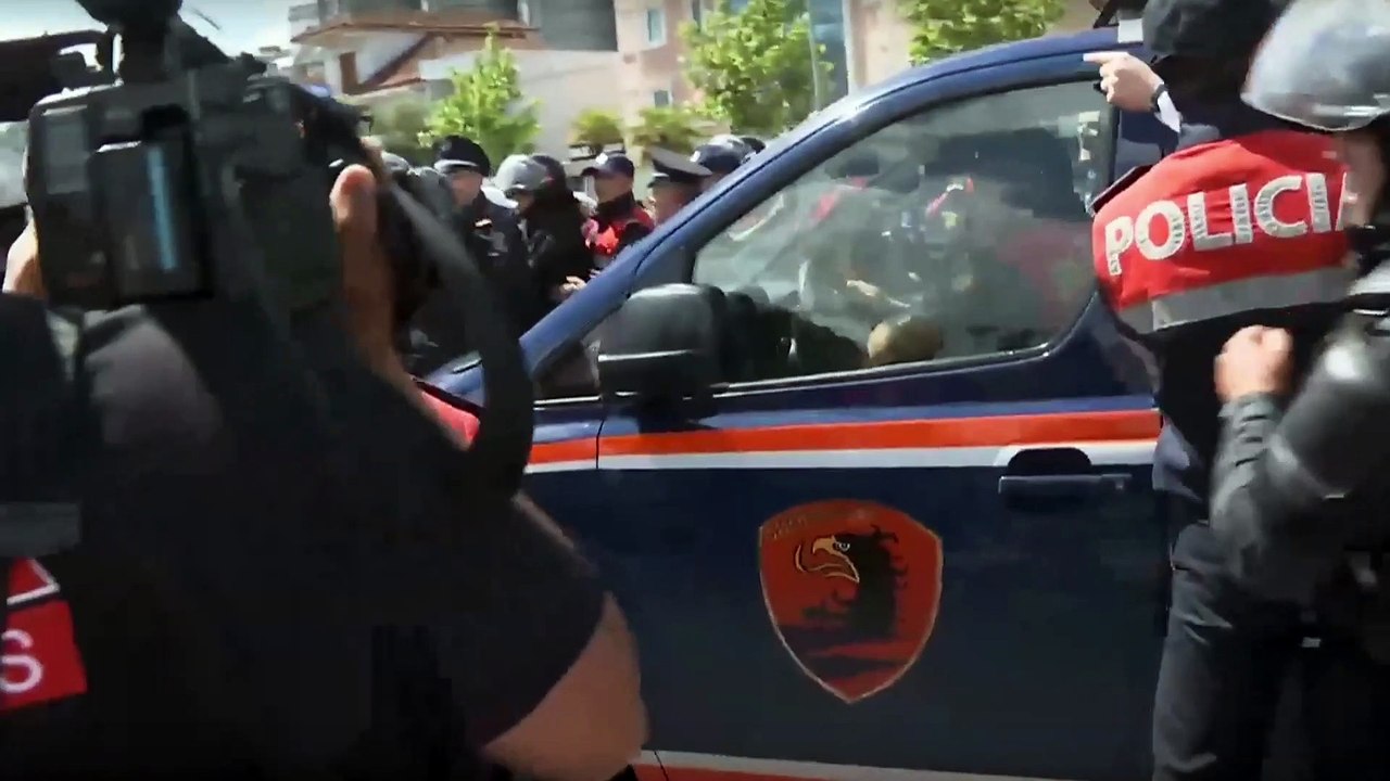 Momenti kur policia e shoqëron në furgon Klevis Balliun