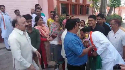 रायबरेली: जब भाजपा प्रत्याशी ने सोनिया गांधी के प्रतिनिधि के छुए पैर