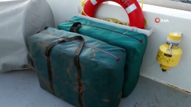 1 tonluk uyuşturucu tekneyi batırdı