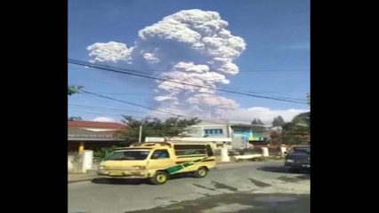 இந்தோனேசியாவில் வெடித்து சிதறிய எரிமலை!-வீடியோ