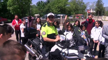 Resim dersinde okul girişine yaya geçidi çizdiler