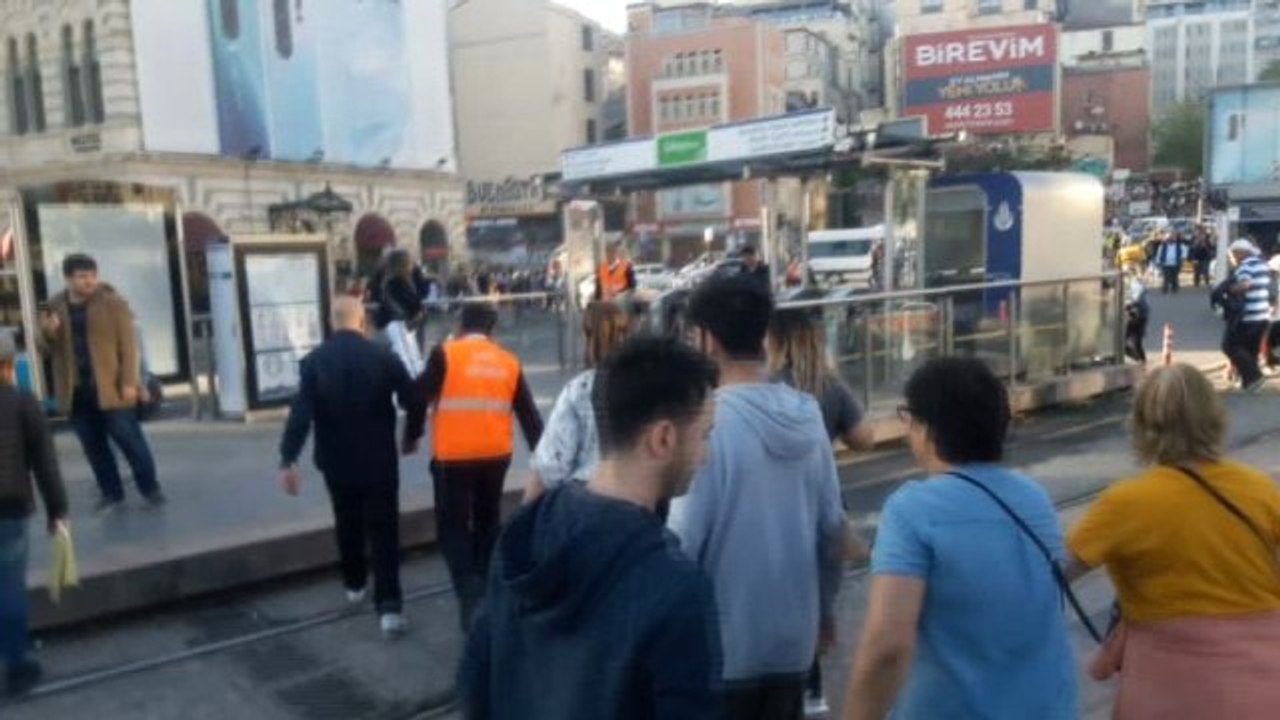 Karaköy'de İspanyol ve Fransız Turistlerin Tramvay Kavgası Kamerada