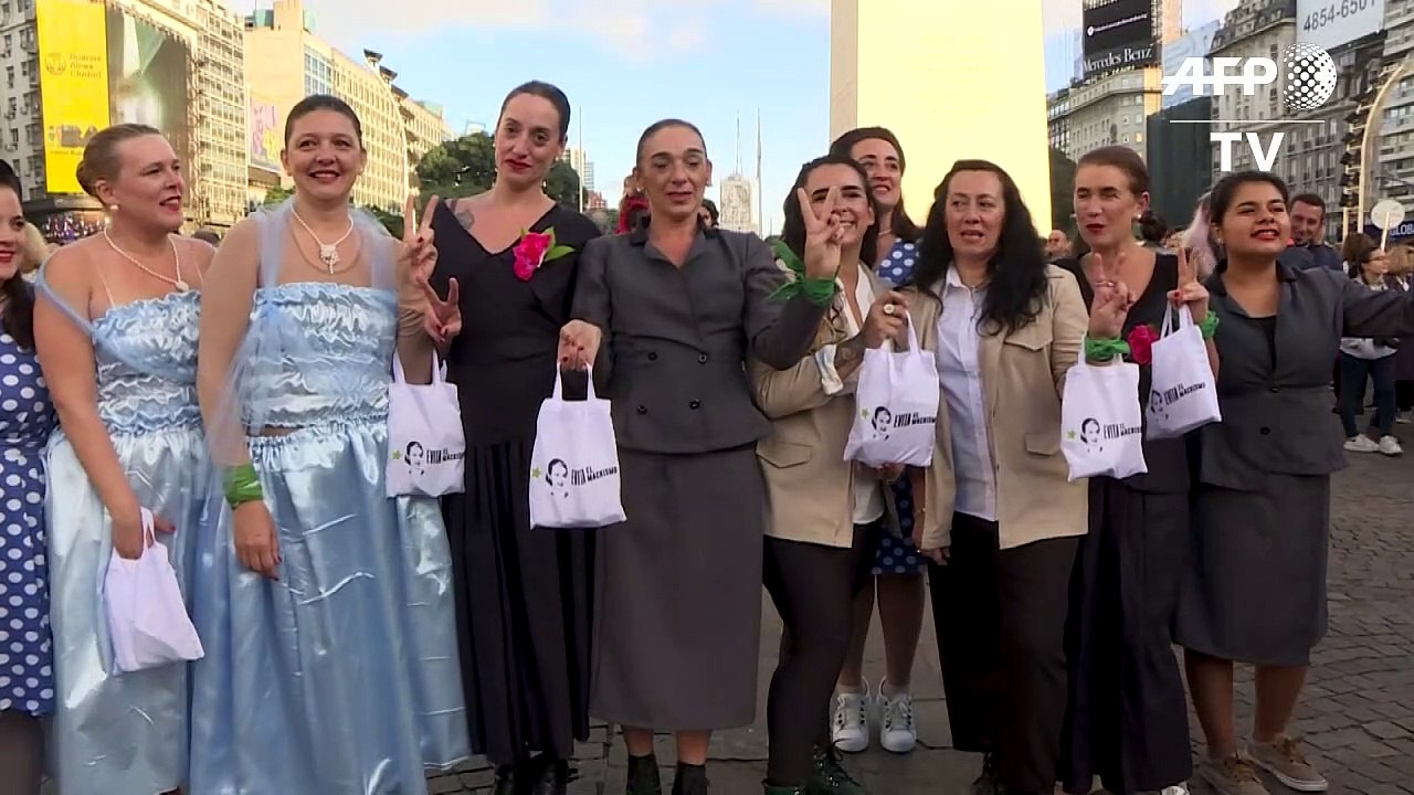 Cien “Evitas” homenajean a Eva Perón a 100 años de su nacimiento