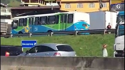 BR 101 é interditada em protesto após morte em Cariacica