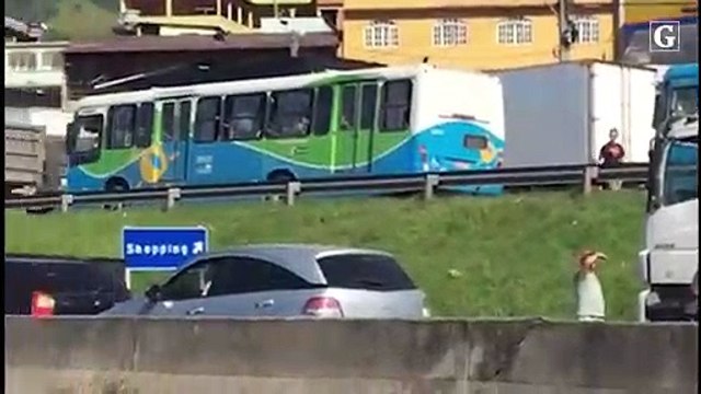 BR 101 é interditada em protesto após morte em Cariacica