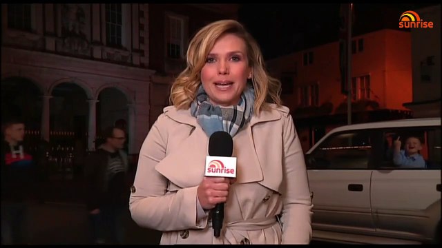 Un enfant mal élevé trolle une journaliste en plein direct