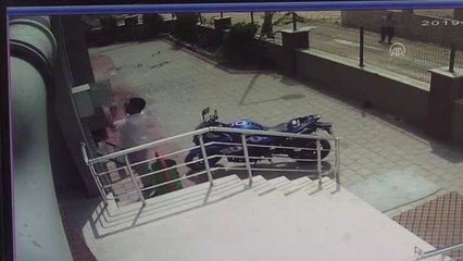 Yangında Balkondan Atlayan Genç Kızı Havada Yakaladı