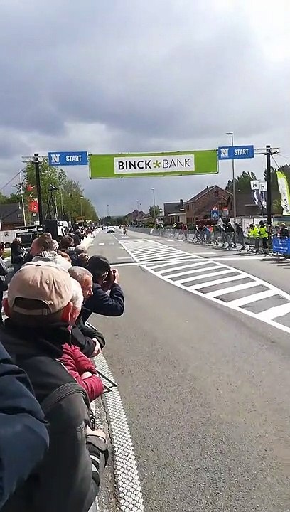 Un coureur cycliste fait une pause avant la ligne d'arrivée