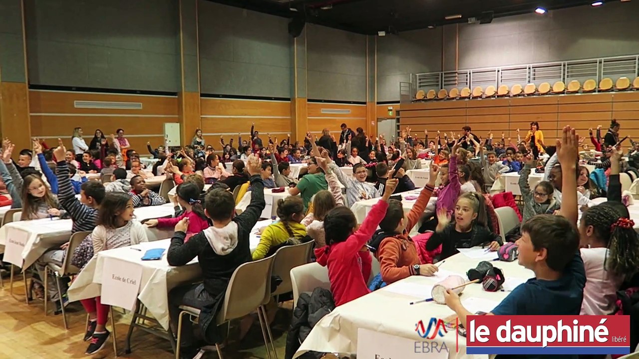 Éducation  à Voiron, 218 élèves pour une grande dictée lue par le maire !