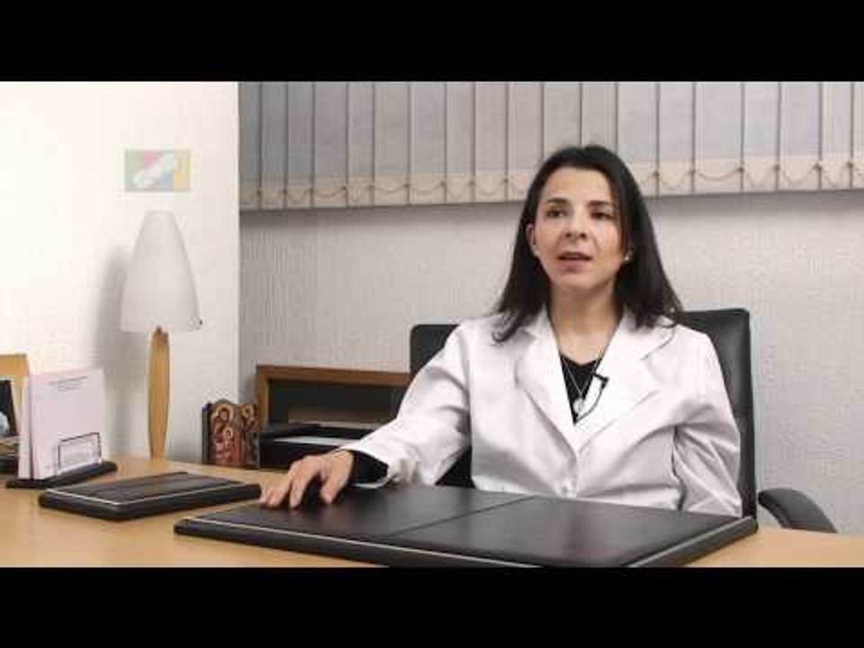 ¿Qué síntomas acompañan a la dermatitis atópica y qué tipo de tratamiento se sigue?