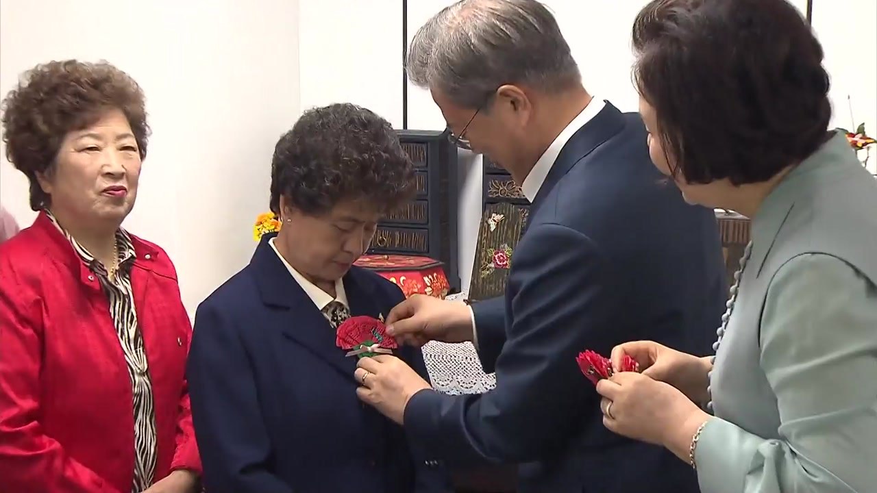 문 대통령, 어버이날 앞두고 치매 센터 방문..."어르신 건강은 국가의 의무" / YTN