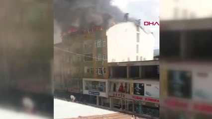 Sivas Apartmanın Çatısında Çıkan Yangın 3 Binaya Daha Sıçradı