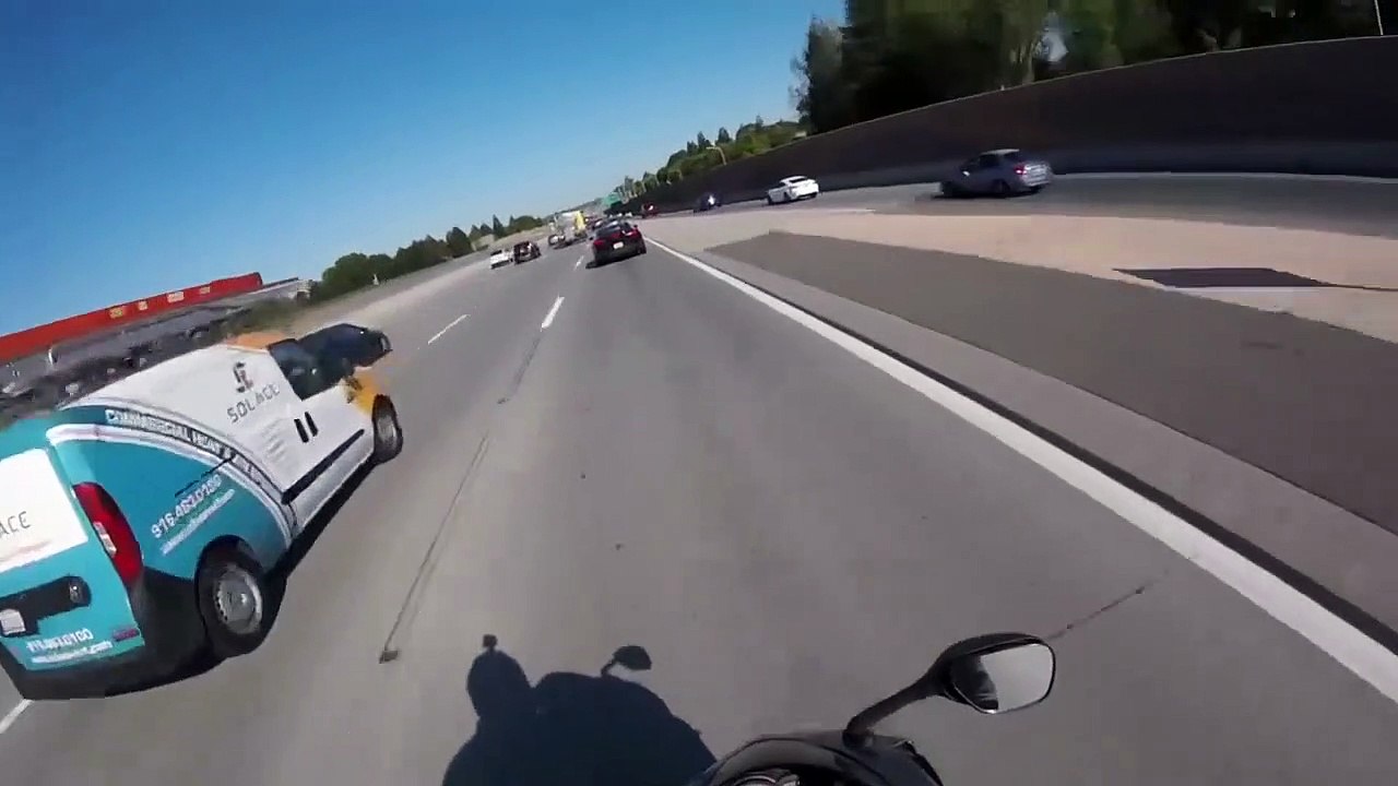 Une voiture fait un tonneau spectaculaire en entrant sur une autoroute !
