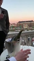 Sabrer du champagne avec un verre